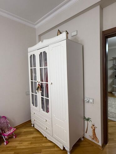 Bayraqlar: Oğlan və qız üçün, İşlənmiş, 3 qapılı, Açılan, Düz dolab