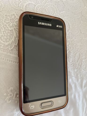 телефон j1: Samsung Б/у, 8 ГБ, цвет - Золотой