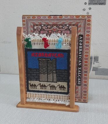 Hədiyyələr: Xalça toxuculuq dəsti – Azərbaycan motivli, əl işidir. Dəstdə ağacdan — 1