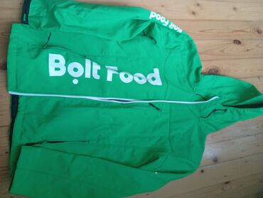 Kurtkalar: Yaşıl rəngdə Bolt Food loqosu olan su keçirməyən gödəkcə. Gödəkcənin lalafo.az -da Kurtkalar: Yaşıl rəngdə Bolt Food loqosu olan su keçirməyən gödəkcə. Gödəkcənin