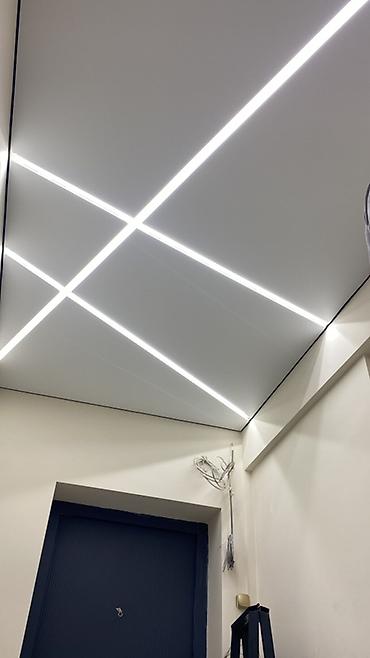 Натяжной потолок: Натяжные потолки с интегрированными световыми линиями - — 26