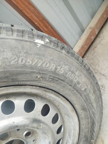 зимний резина 14: Продам на запаску Зимняя размер 205/70R15