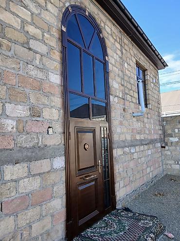 divar üçün dekorlar: Metall giriş qapısı – dekorativ şüşəli üst tağ pəncərə ilə - — 4