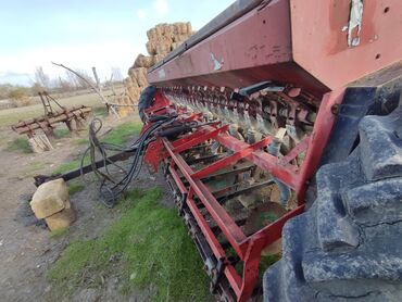 Digər kənd təssərüfat avadanlığı: Kənd təsərrüfatı üçün səpin texnikası – traktorla qoşulan taxıl səpən — 4