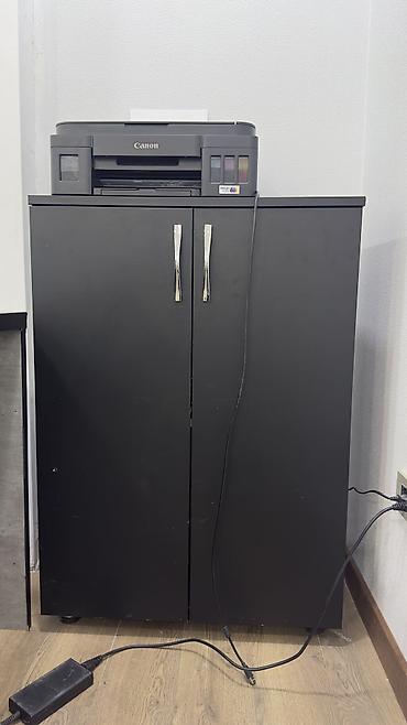 Ofis dəst mebeli: Ofis mebeli komplekt şəkildə cəmi 1250 AZN-ə satılır. Təcili olduğu — 10