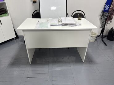 детский ученический стол: Продаю стол Белый Состояние 10/10 пользовались мало. Стоял в офисе