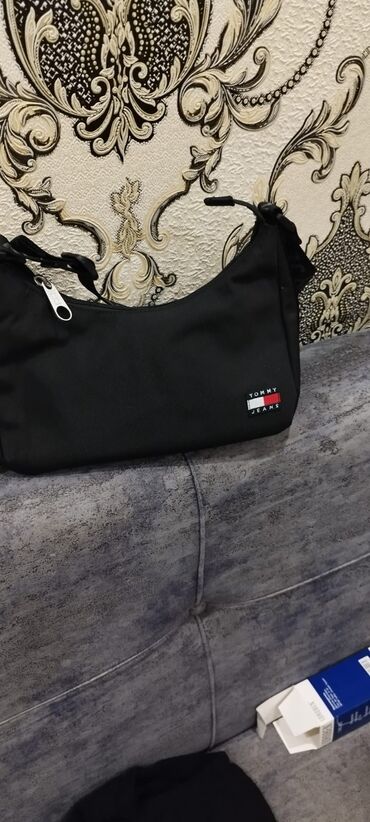 cins pencekler kisi ucun: Çanta dəsti, Tommy Hilfiger