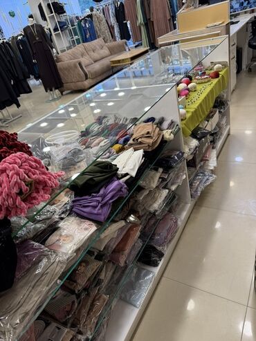 şüşəli vitrinlər: Bu vitrin rəfi müxtəlif malların nümayişi üçün istifadə olunan, şüşə