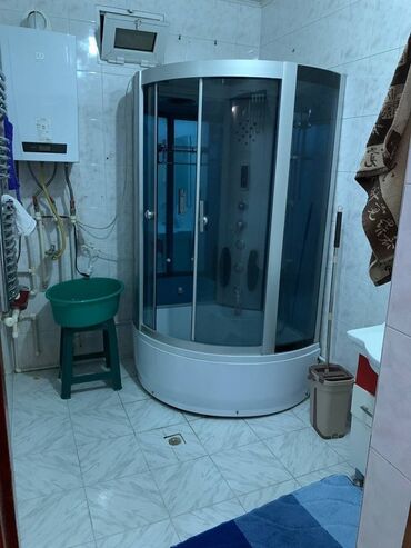 Uzunmüddətli kirayə evlər: Şəhər içində iki mərtəbəli fərdi evin geniş və işıqlı interyeri. - — 9