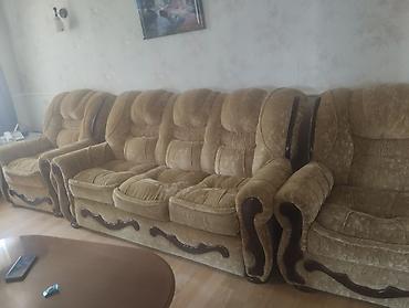 Klassik üslubda yumşaq mebel dəsti - Tərkib: 1 böyük üçlü divan, 2