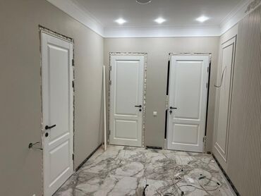 Ванны: Элегантная ванная комната, облицованная крупноформатной плиткой под — 4