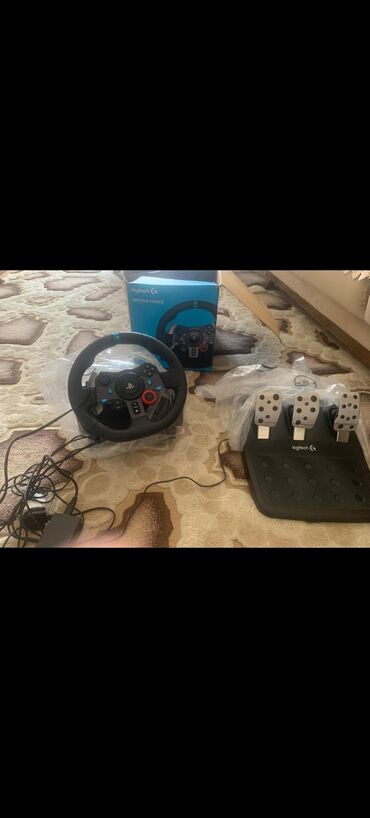 Video oyunlar üçün aksesuarlar: Logitech G29 Driving Force yarış çarxı və pedalları dəsti. Bu dəst