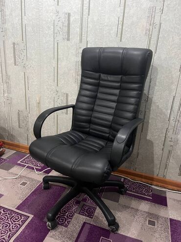 кампютерный кресло: Офисное кресло, Б/у, С колесиками, цвет - Черный, Экокожа, Самовывоз