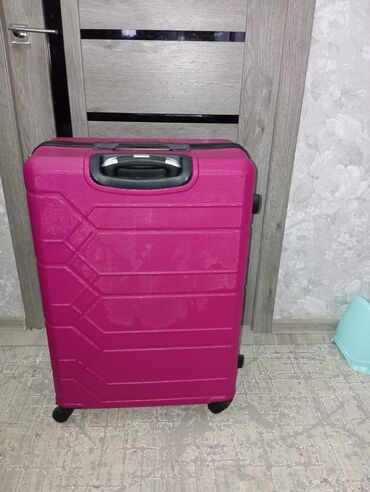 сумка клетчатая: Продаю чемодан новый, цена 3000 тыс сом