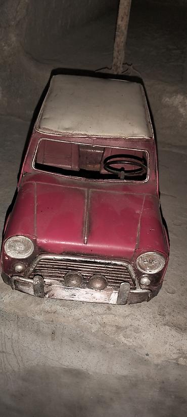 retro gramofon: Metaldan hazırlanmış klassik Mini Cooper üslublu model avtomobil — 1
