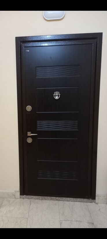 Giriş qapıları: Məhsul: Dəmir giriş qapısı və metal qutu (kasa) komplekti Təsvir: - — 8