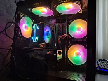 настольный компьютер: RGB işıqlandırma ilə təchiz olunmuş bu masaüstü kompüter güclü