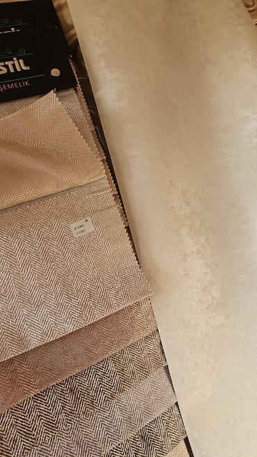 Pərdə və tüllər: Bu dəst tünd bənövşəyi rəngli iki qalın pərdədən və ortada yerləşən ağ — 8