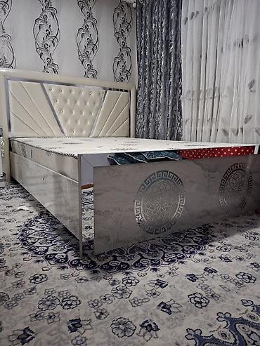 яйца кур: Двуспальная кровать с мягким изголовьем и матрасом - Размер — 3