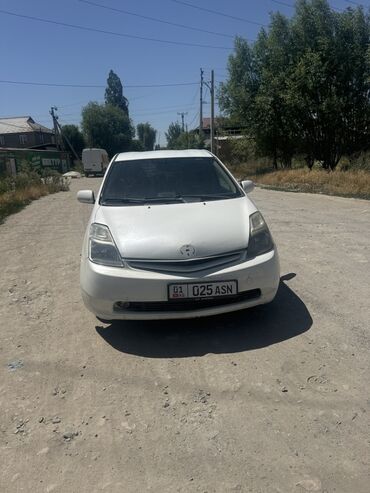 машины малолитражки: Автомобиль Toyota Prius, экономичный и надежный. Этот автомобиль