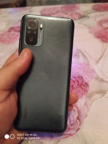 xiaomi redmi note 8 qiymeti en ucuz: Arxa tərəfində dörd kameralı və flaşlı, tünd boz rəngdə Redmi