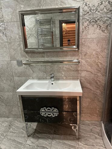 Mətbəx kranları: Ağ rəngli keramika lavabo və qara rəngli şkafı özündə birləşdirən