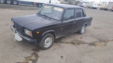 фольксваген поло салон: Model: Sedan, 4 qapılı Rəng: Qara Kuzov: Künc xəttli klassik dizayn