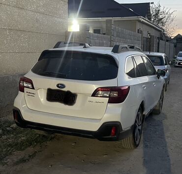 авто рынык: Белый универсал Subaru Outback с полным приводом, оснащенный