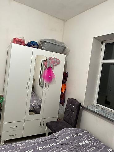 taxda qapi: Ağ rəngli yataq otağı dolabı - Material: laminat/MDFlam tipli səth — 1
