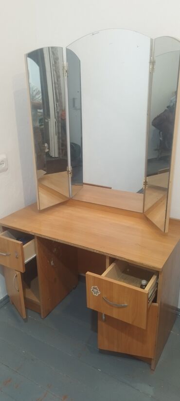 Зеркала: Комод трильяж зеркало связи с переездом в Бишкек продаю находиться в г — 8