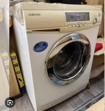 Paltaryuyan maşınlar: Ağ rəngli, qızılı üst hissəsi olan Samsung paltaryuyan maşın. Maşının