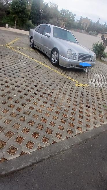 w210 duman: Mercedes-Benz E‑Class sedan (W210), gümüş rəng. - Kuzov: 4 qapılı — 3