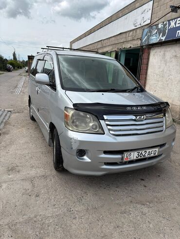Toyota: Минивэн Toyota Noah серебристого цвета. Оборудован багажником на