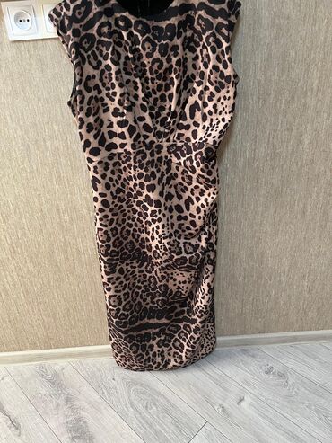 Куртки: Leopar naxışlı qadın geyimi – qolsuz, dizə qədər uzunluqda zərif