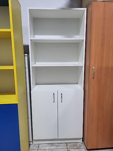 kitab skaflari: Ağ rəngli kitablıq/şkaf - Dizayn: Üst hissədə 3 açıq rəf, alt hissədə — 1