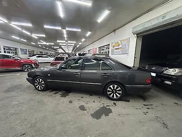 mersedes manitor: Mercedes-Benz E 230: 2.3 l | 1997 il Sedan — 4