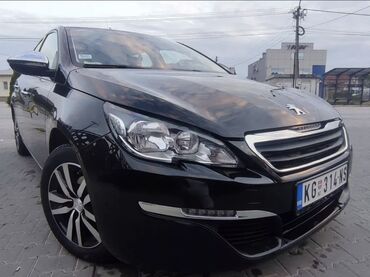 magnetni auto drzac za telefon: Crni Peugeot 308, kompaktan automobil pogodan za gradsku vožnju i duža
