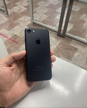 Apple iPhone: IPhone 7, Б/у, 128 ГБ, Черный, Защитное стекло, 77 %