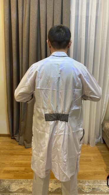 Tibbi geyim: Tibbi forma dəsti - Ağ həkim xalatı: dizə qədər uzunluq, arxada — 2