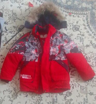 зимний комбинезон детский: Зимняя куртка для мальчиков на 6-7 лет.В отличном состоянии
