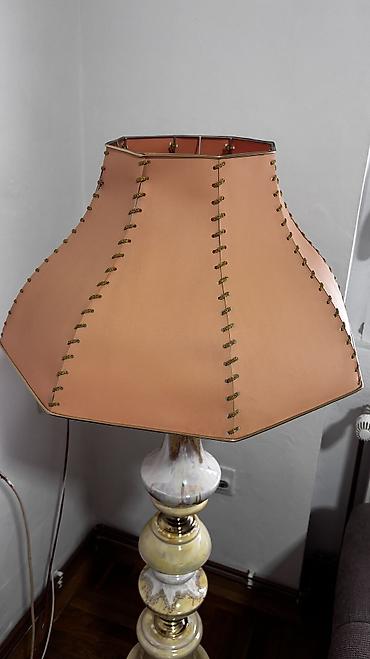 retro komode: Podna stara lampa,retro estetika sa abažurom klasičnog — 4