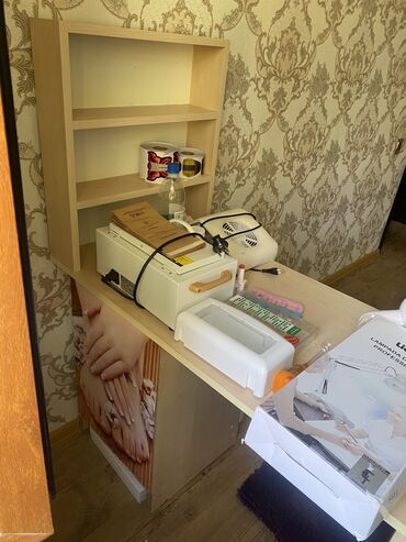 dırnaq masası: İşlənmiş, Manikür üçün masa, Güzgüsüz
