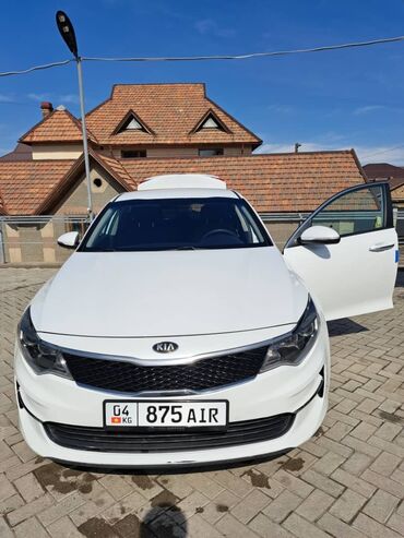авто в рассрочку без первоначального взноса: Белый седан Kia Optima с открытым капотом, демонстрирующим двигатель