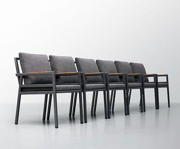 Stolice: Set od šest elegantnih stolica sa metalnom konstrukcijom tamno sive