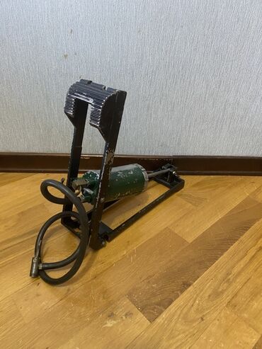 Avtomobil kompressorları və nasosları: Bu SSSR den qalma ayaq nasosudir. cox yaxwi veziyetdedi. təkərləri — 7