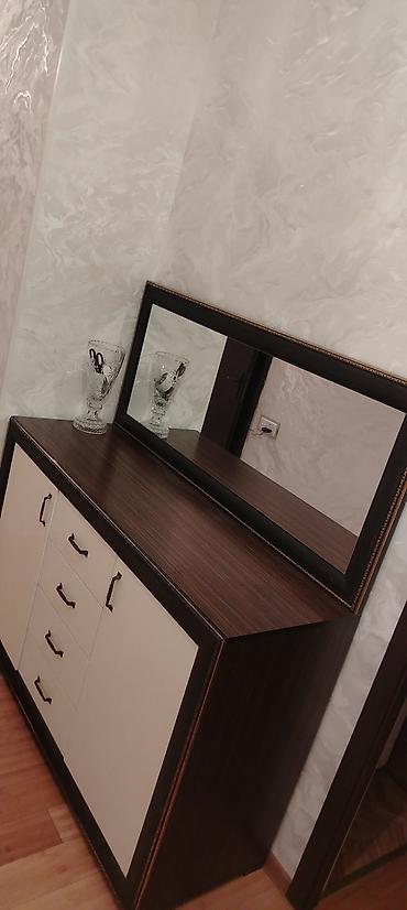 makyaj mebeli: Geniş güzgülü komod - Material: MDF/laminat səth, tünd ağac tonunda — 1