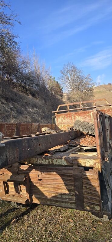 Yük maşınları üçün qoşqular: Bortları açılan kuza. Uzunluğu 4,3 m Eni 2,5 m Tam dəmir kuza — 10