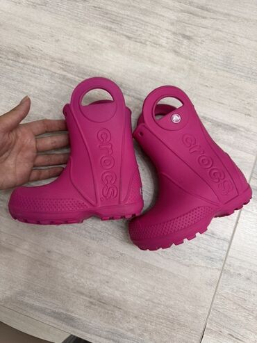 горная обувь: Детские резиновые сапоги Crocs ярко-розового цвета. Модель имеет