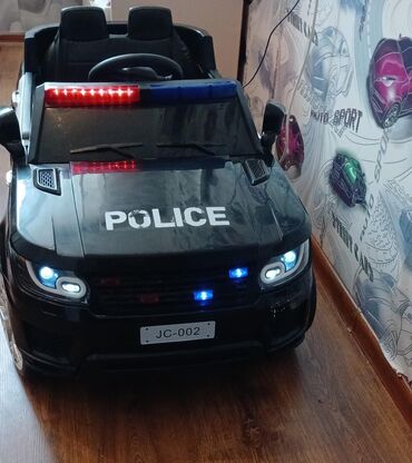 Uşaq üçün elektrik maşınları: Uşaqlar üçün nəzərdə tutulmuş, qara rəngdə, polis maşını görünüşlü