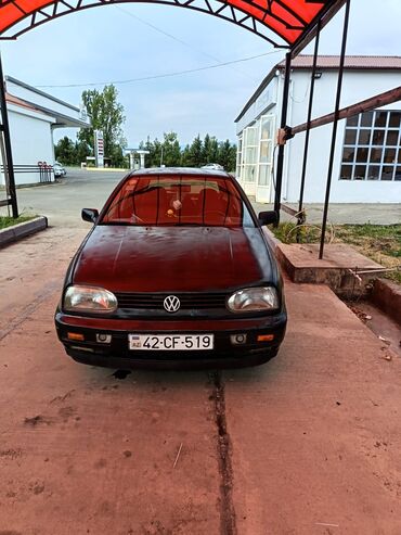 Volkswagen: Dördqapılı qara rəngli hetçbek model "Volkswagen Golf III" avtomobili — 2